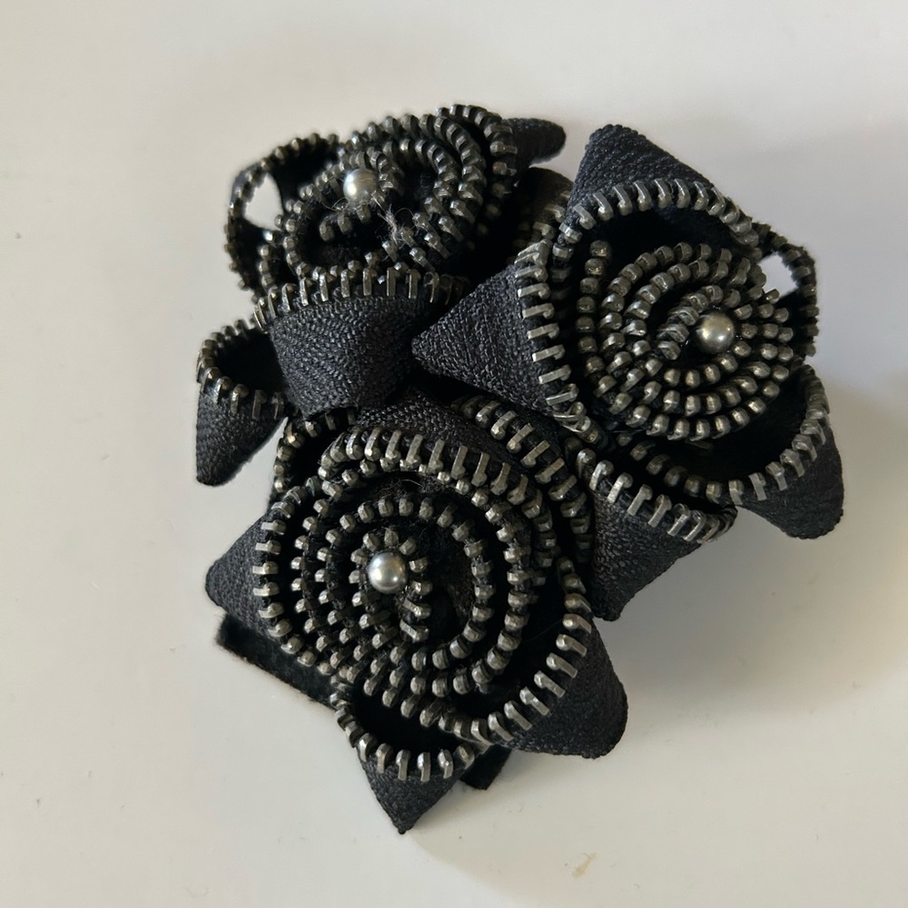Goth Zipper Roses Brooch - Picture 3 of 7